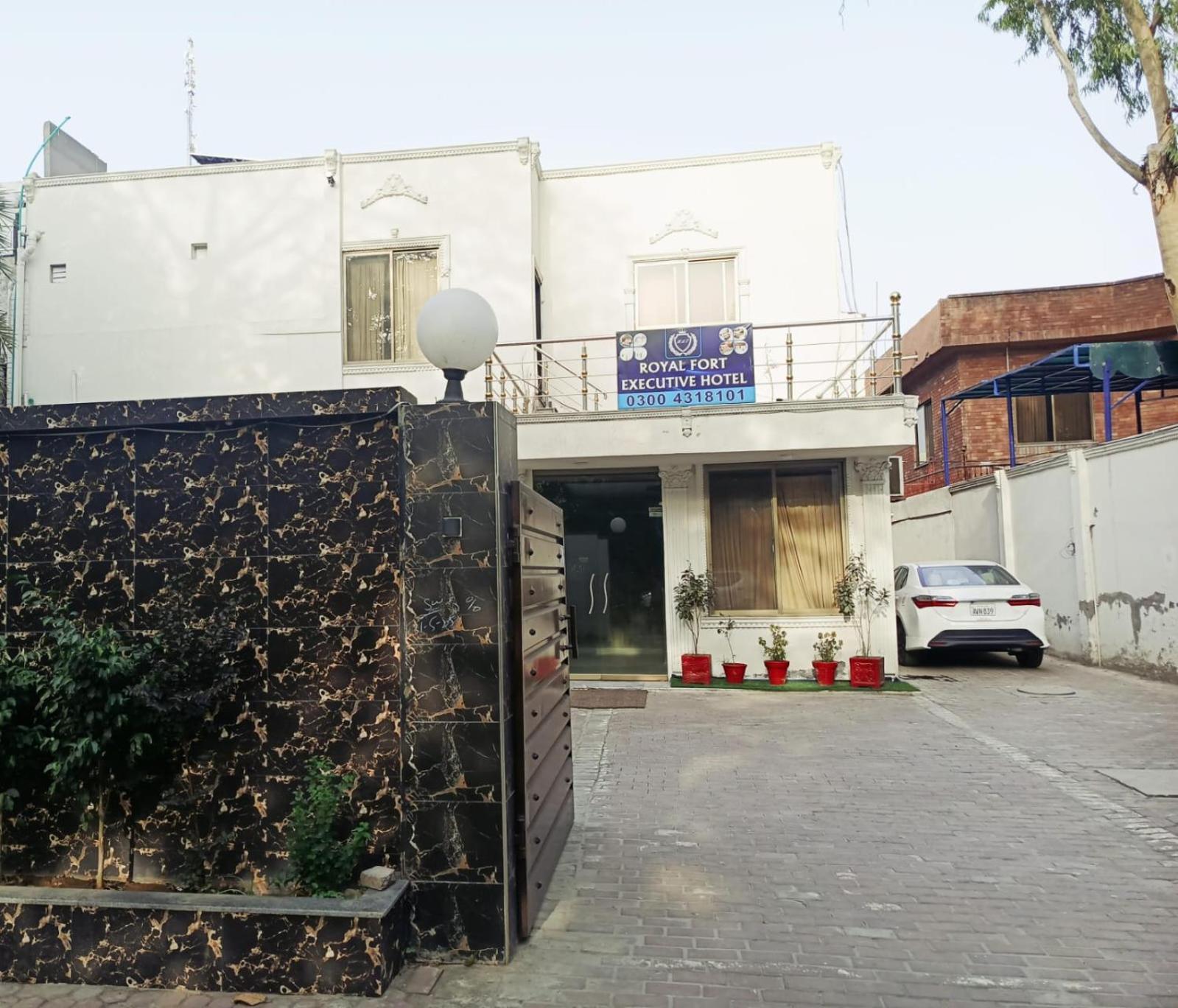 Royal Fort Executive Hotel Gulberg Лахор Экстерьер фото